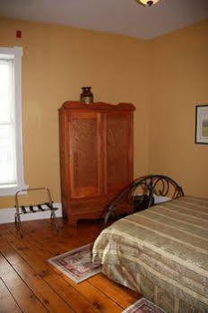 The Harbourfront Inn Saint Catharines Экстерьер фото