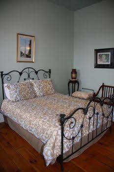 The Harbourfront Inn Saint Catharines Экстерьер фото